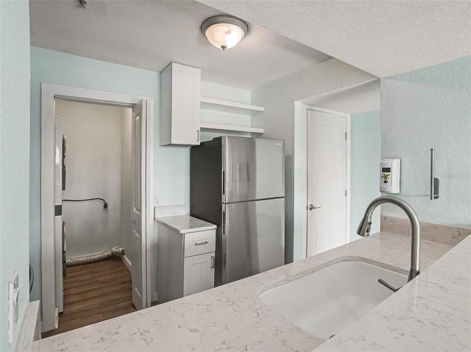 For Sale: $139,900 (1 beds, 1 baths, 724 Square Feet)
