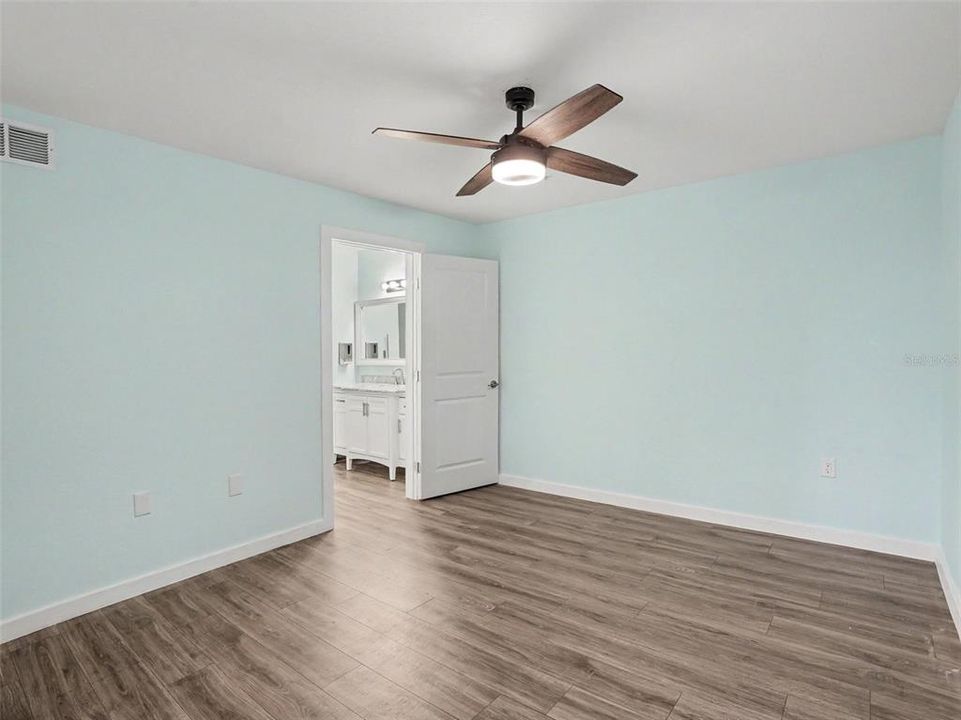 For Sale: $139,900 (1 beds, 1 baths, 724 Square Feet)