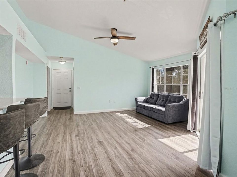 For Sale: $139,900 (1 beds, 1 baths, 724 Square Feet)