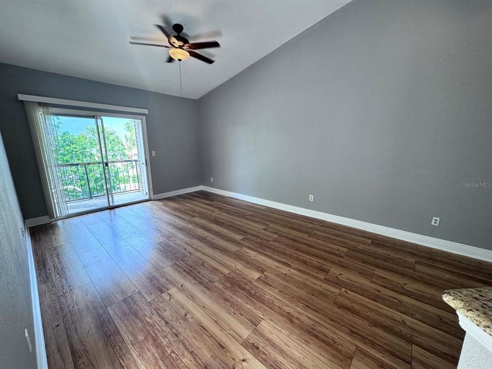 For Sale: $129,900 (1 beds, 1 baths, 660 Square Feet)