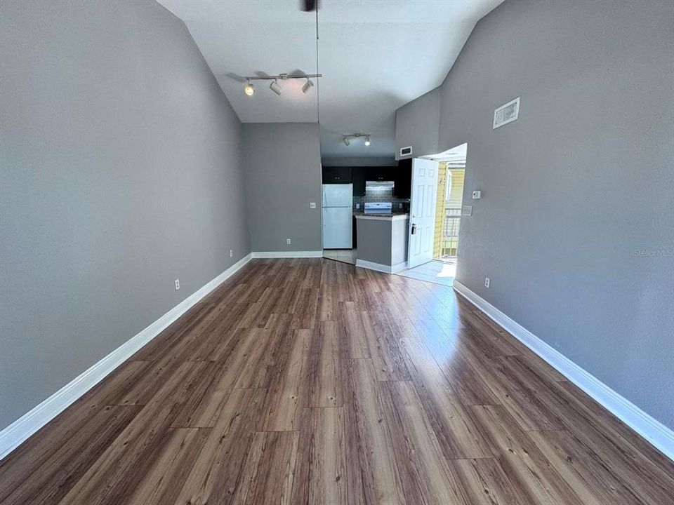 For Sale: $129,900 (1 beds, 1 baths, 660 Square Feet)