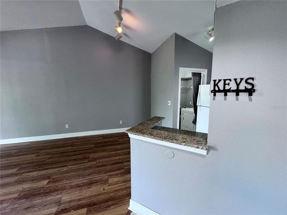 For Sale: $129,900 (1 beds, 1 baths, 660 Square Feet)