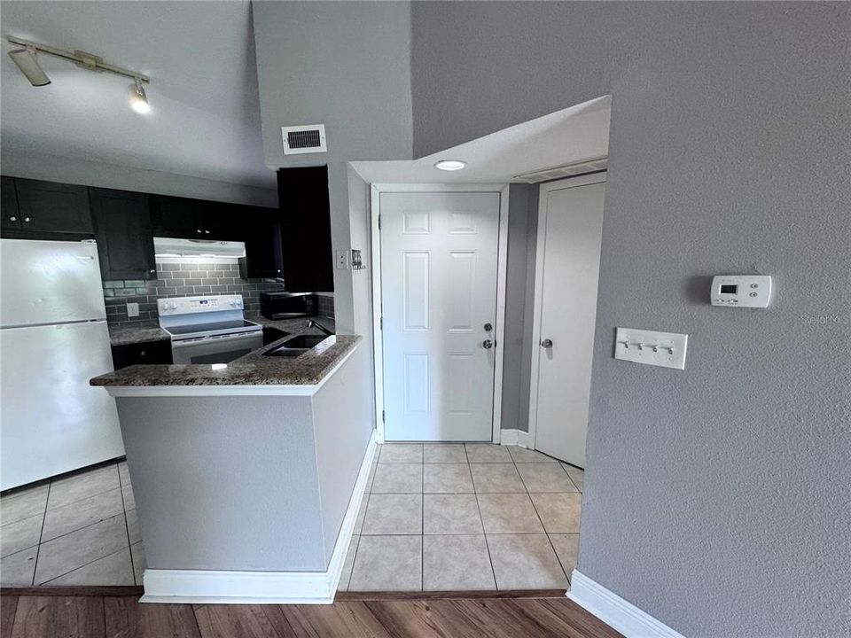 For Sale: $129,900 (1 beds, 1 baths, 660 Square Feet)