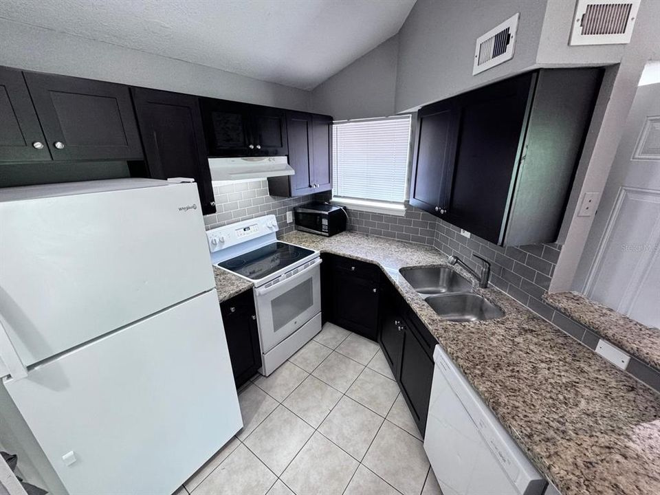 For Sale: $129,900 (1 beds, 1 baths, 660 Square Feet)