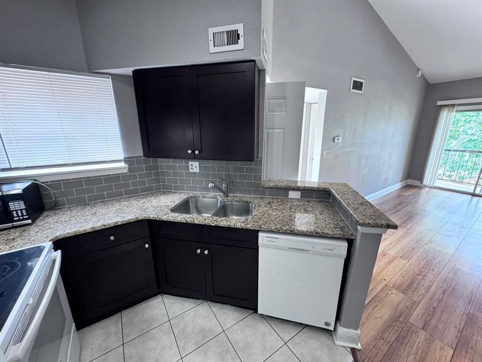 For Sale: $129,900 (1 beds, 1 baths, 660 Square Feet)