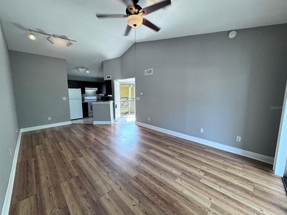 For Sale: $129,900 (1 beds, 1 baths, 660 Square Feet)