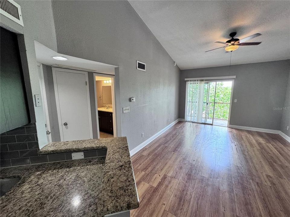 For Sale: $129,900 (1 beds, 1 baths, 660 Square Feet)