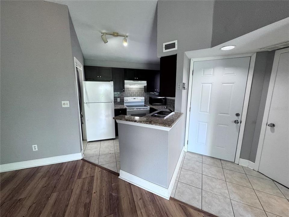 For Sale: $129,900 (1 beds, 1 baths, 660 Square Feet)