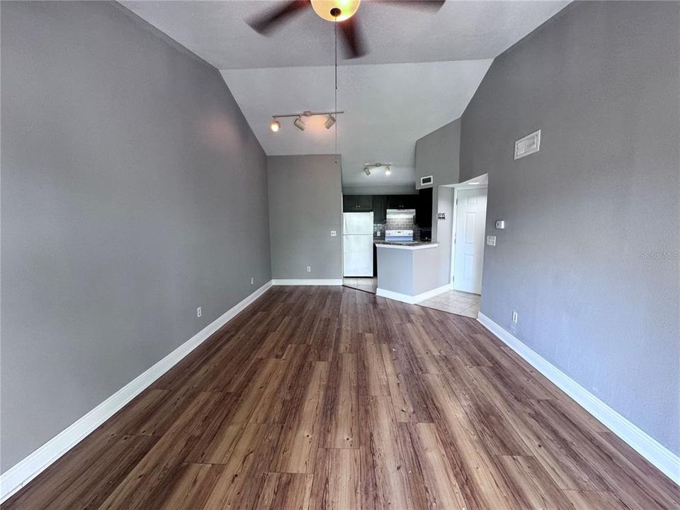 For Sale: $129,900 (1 beds, 1 baths, 660 Square Feet)