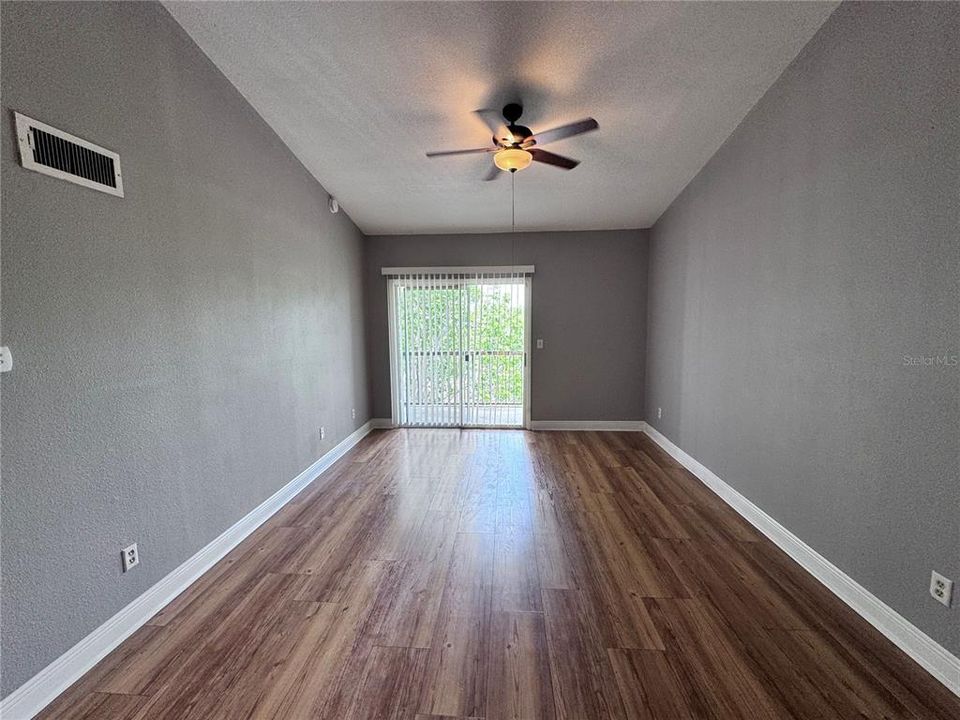 For Sale: $129,900 (1 beds, 1 baths, 660 Square Feet)