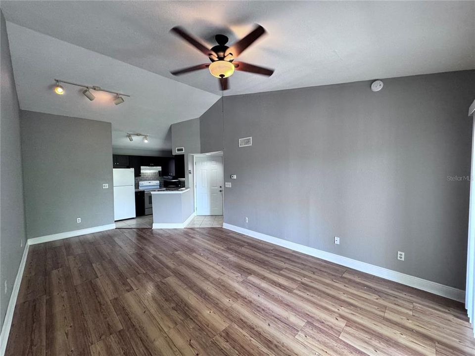 For Sale: $129,900 (1 beds, 1 baths, 660 Square Feet)
