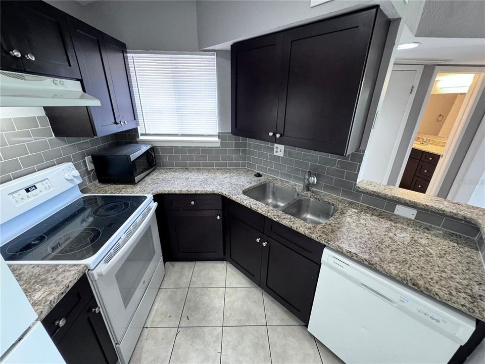 For Sale: $129,900 (1 beds, 1 baths, 660 Square Feet)