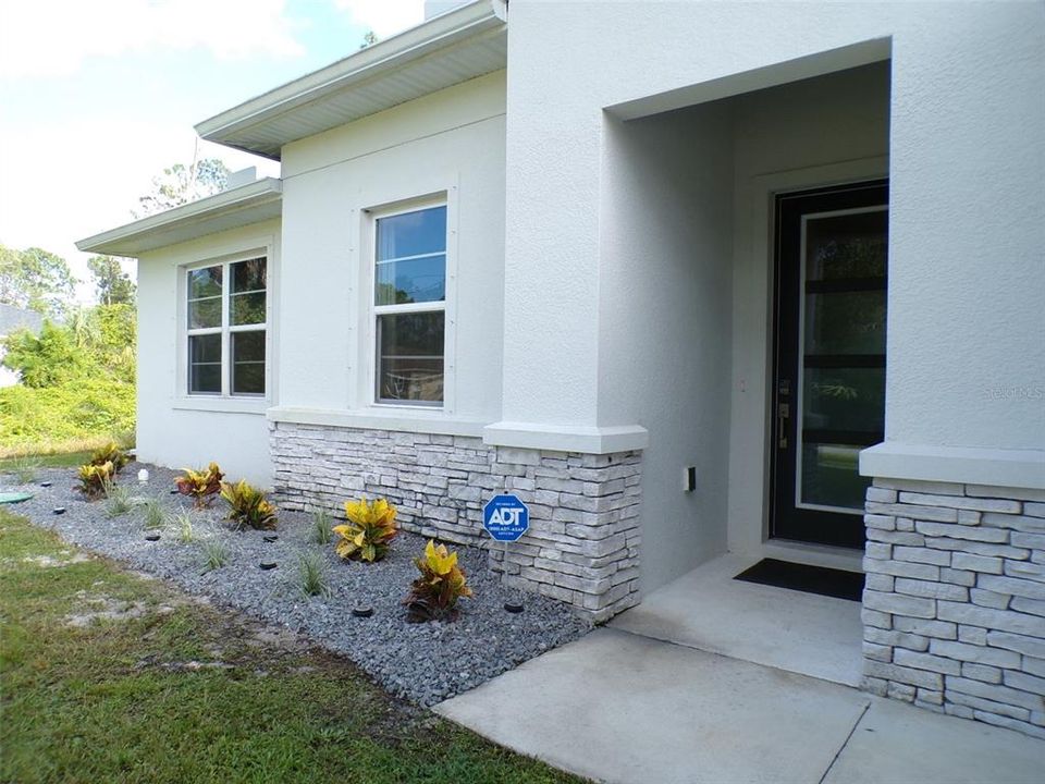For Sale: $389,900 (3 beds, 2 baths, 1992 Square Feet)