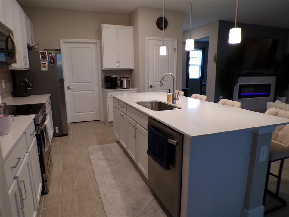 For Sale: $389,900 (3 beds, 2 baths, 1992 Square Feet)