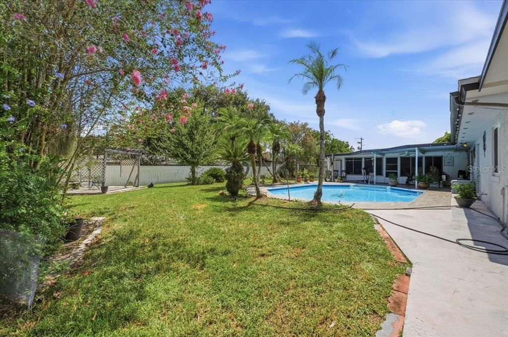For Sale: $350,000 (4 beds, 3 baths, 2360 Square Feet)