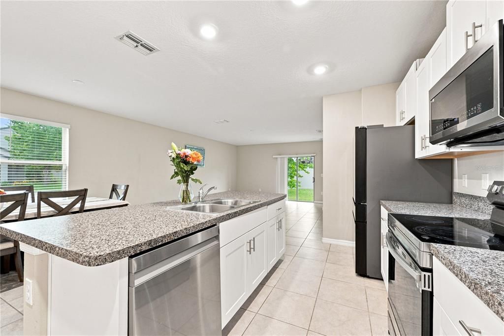 For Sale: $385,000 (5 beds, 2 baths, 2415 Square Feet)