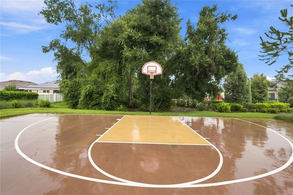 For Sale: $385,000 (5 beds, 2 baths, 2415 Square Feet)