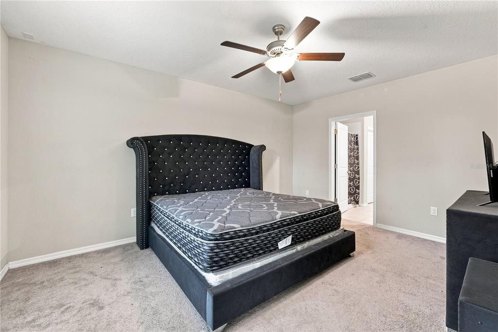 For Sale: $385,000 (5 beds, 2 baths, 2415 Square Feet)