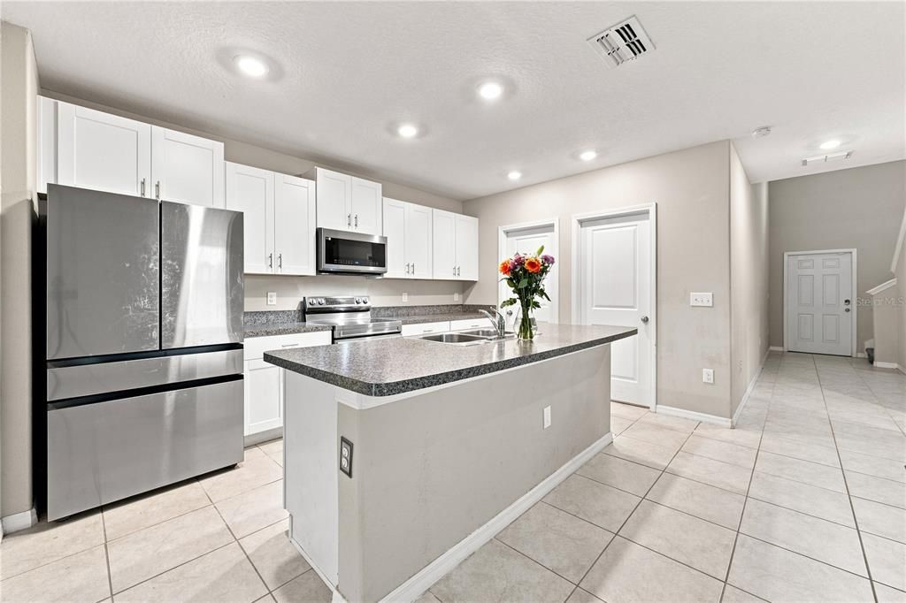 For Sale: $385,000 (5 beds, 2 baths, 2415 Square Feet)