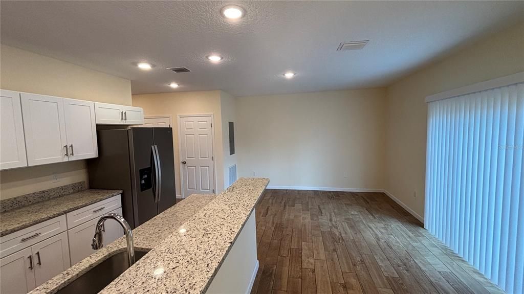 For Rent: $1,695 (3 beds, 3 baths, 1428 Square Feet)
