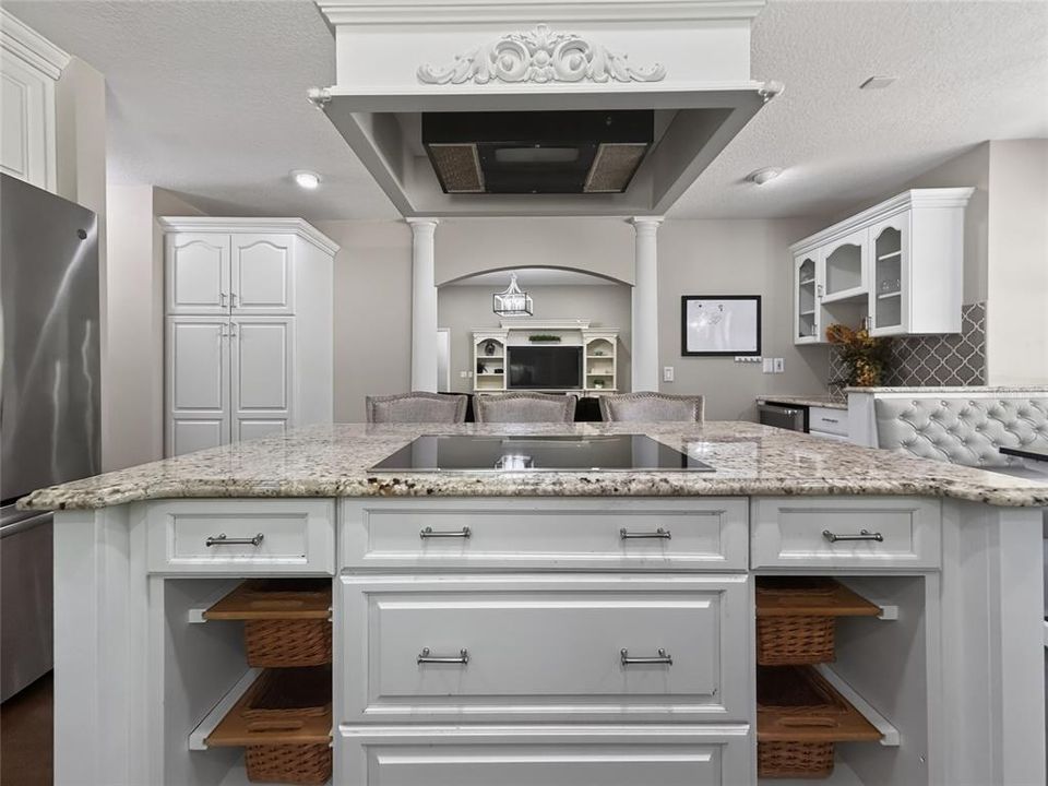 For Rent: $4,550 (5 beds, 3 baths, 3900 Square Feet)