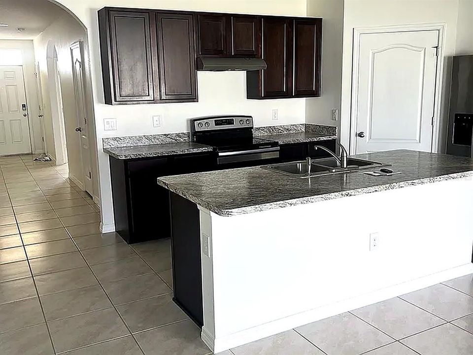 For Rent: $2,100 (4 beds, 2 baths, 1851 Square Feet)