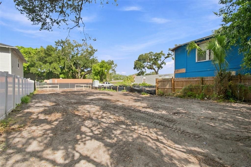 На продажу: $99,000 (0.09 acres)