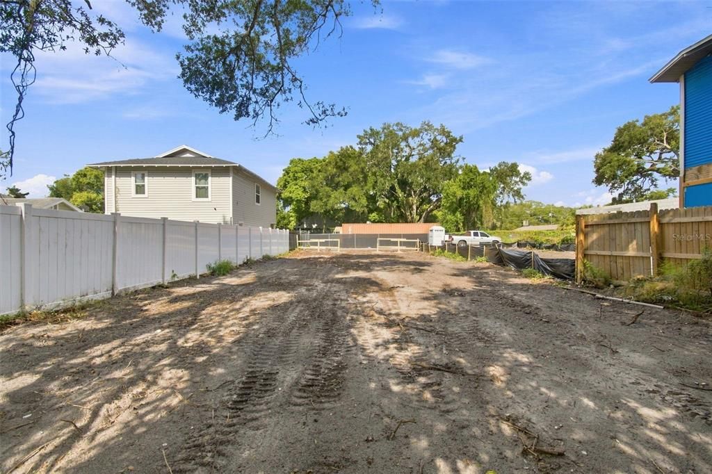 На продажу: $99,000 (0.09 acres)