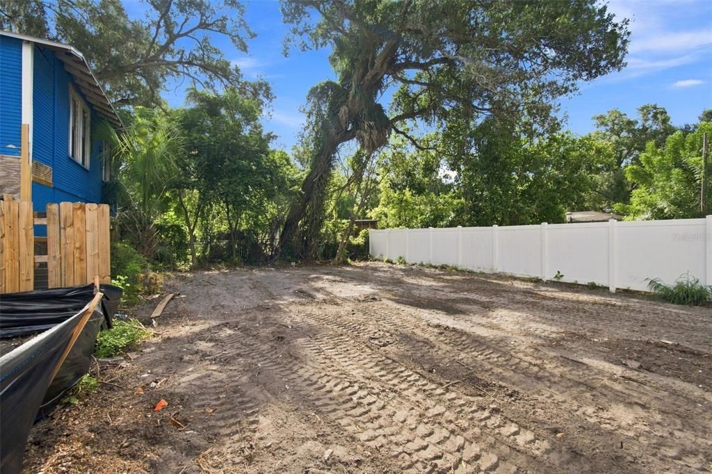 На продажу: $99,000 (0.09 acres)
