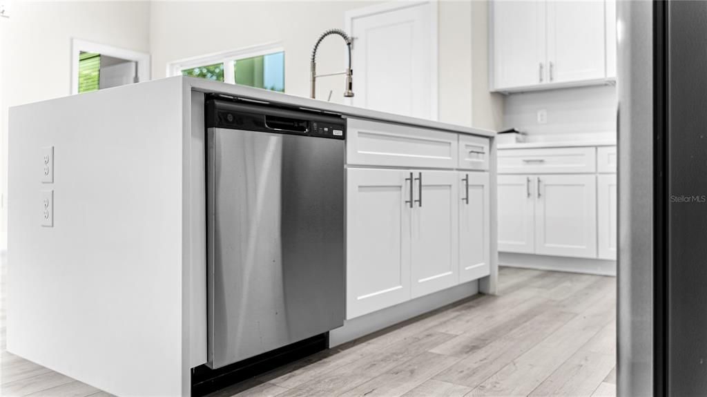 For Sale: $359,900 (4 beds, 2 baths, 1695 Square Feet)