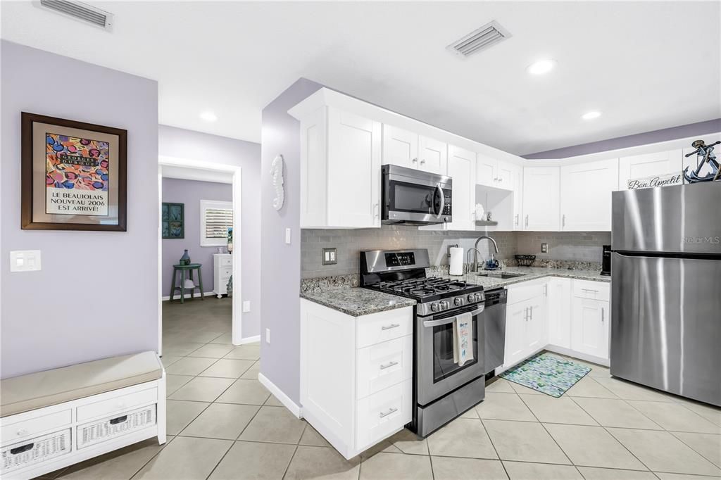 待售: $124,900 (1 贝兹, 1 浴室, 870 平方英尺)