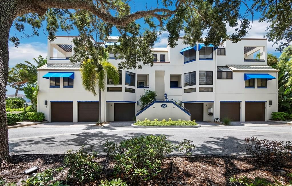 For Sale: $799,000 (2 beds, 2 baths, 1590 Square Feet)