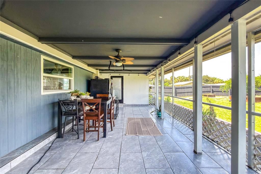 For Sale: $229,000 (2 beds, 2 baths, 914 Square Feet)