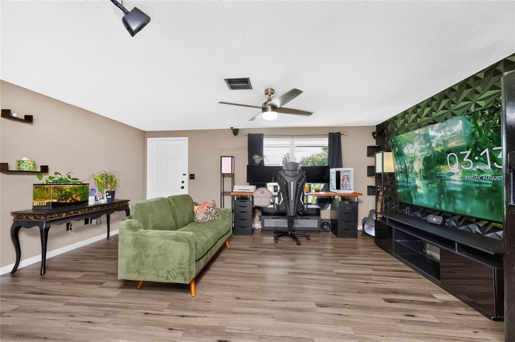 For Sale: $229,000 (2 beds, 2 baths, 914 Square Feet)