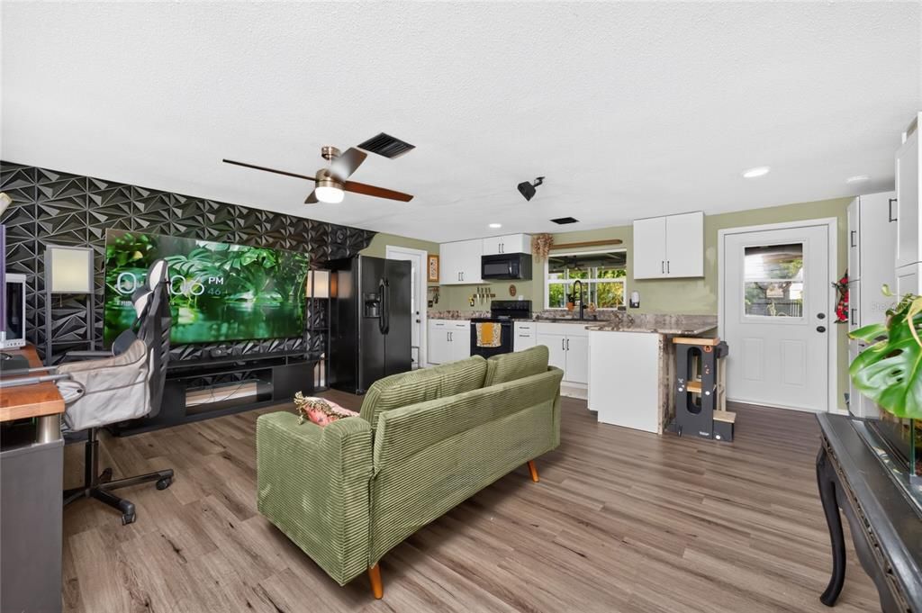 For Sale: $229,000 (2 beds, 2 baths, 914 Square Feet)