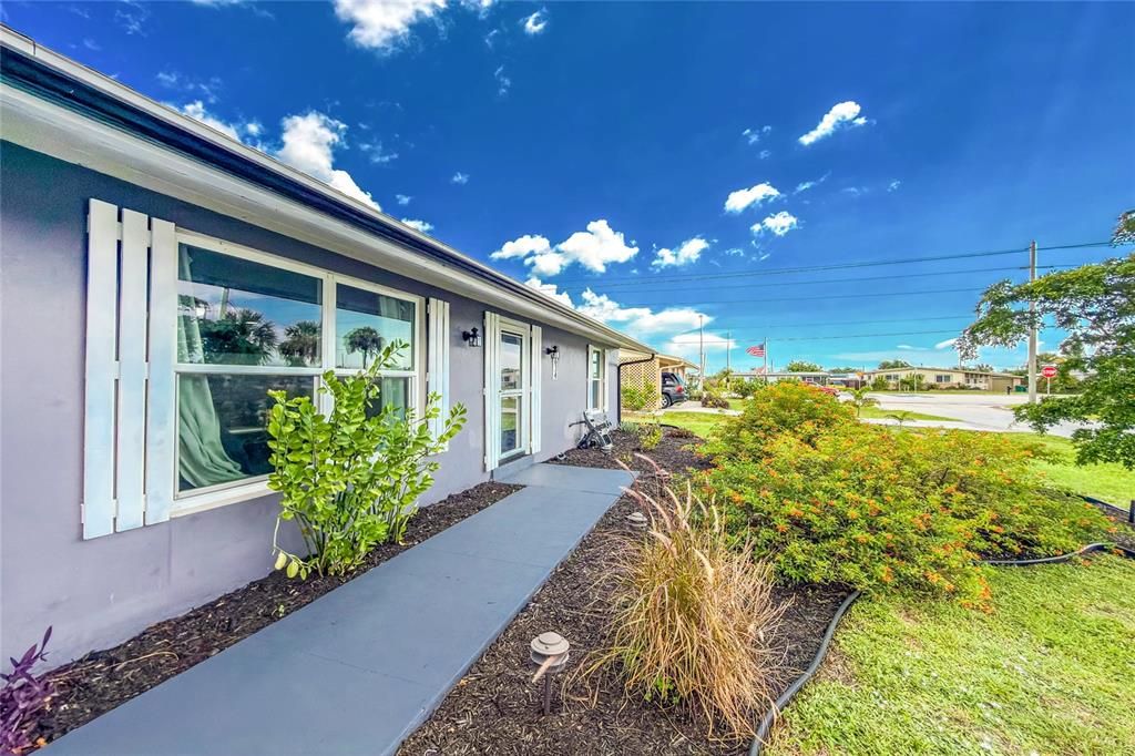 For Sale: $229,000 (2 beds, 2 baths, 914 Square Feet)