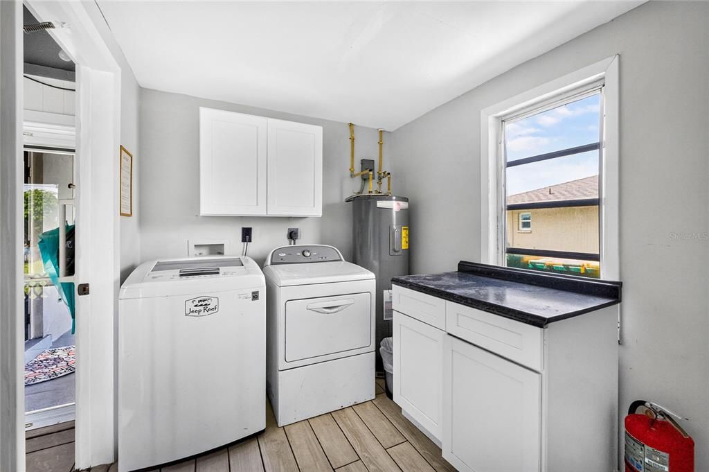 For Sale: $229,000 (2 beds, 2 baths, 914 Square Feet)