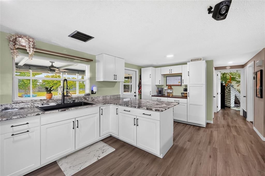 For Sale: $229,000 (2 beds, 2 baths, 914 Square Feet)