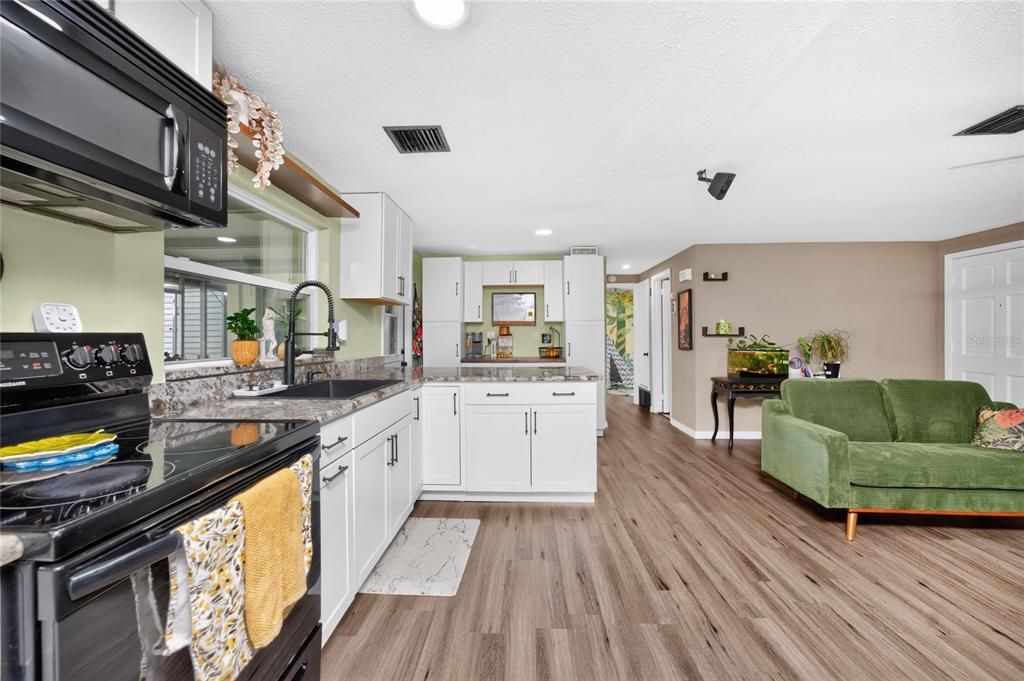 For Sale: $229,000 (2 beds, 2 baths, 914 Square Feet)