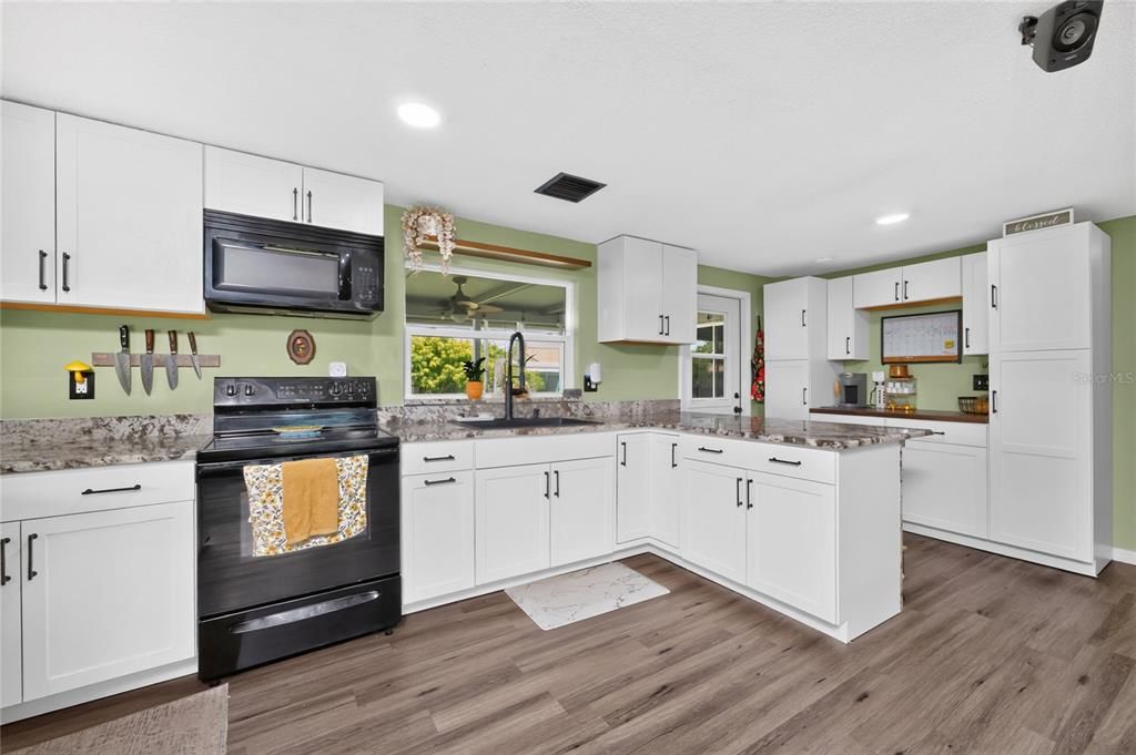 For Sale: $229,000 (2 beds, 2 baths, 914 Square Feet)