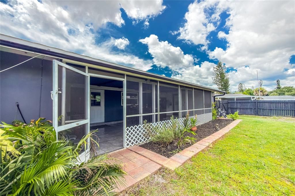 For Sale: $229,000 (2 beds, 2 baths, 914 Square Feet)