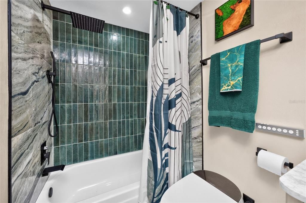 For Sale: $229,000 (2 beds, 2 baths, 914 Square Feet)