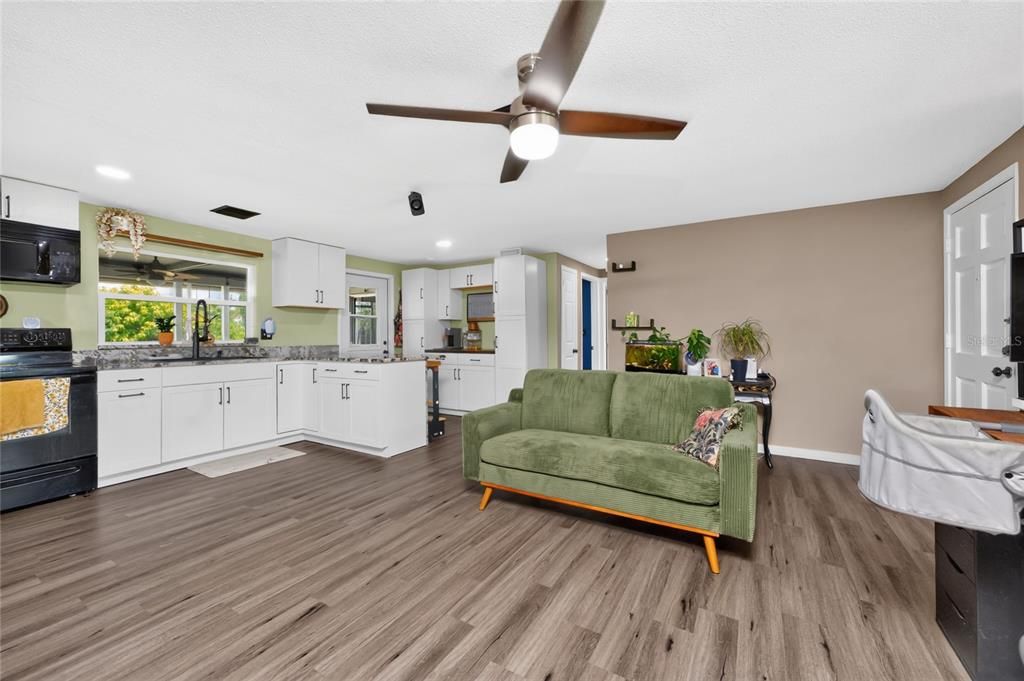 For Sale: $229,000 (2 beds, 2 baths, 914 Square Feet)