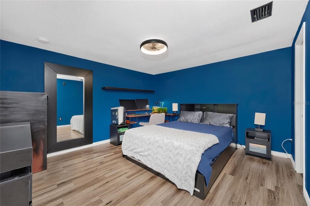 For Sale: $229,000 (2 beds, 2 baths, 914 Square Feet)