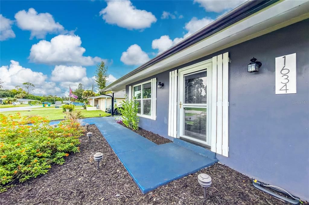 For Sale: $229,000 (2 beds, 2 baths, 914 Square Feet)