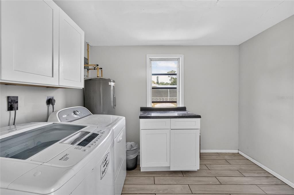 For Sale: $229,000 (2 beds, 2 baths, 914 Square Feet)