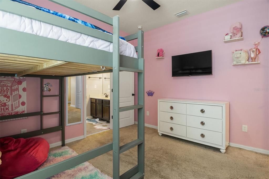 En Venta: $515,000 (4 camas, 3 baños, 3024 Pies cuadrados)