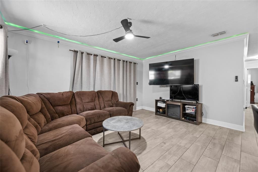 En Venta: $240,000 (3 camas, 2 baños, 1308 Pies cuadrados)