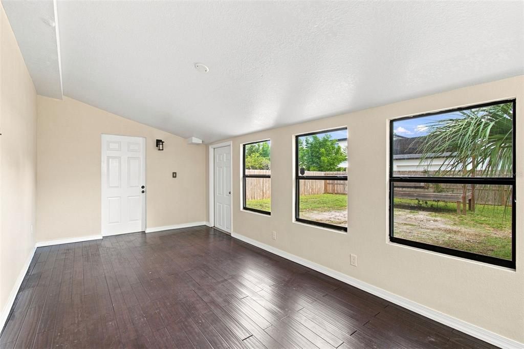 For Sale: $550,000 (3 beds, 2 baths, 1527 Square Feet)