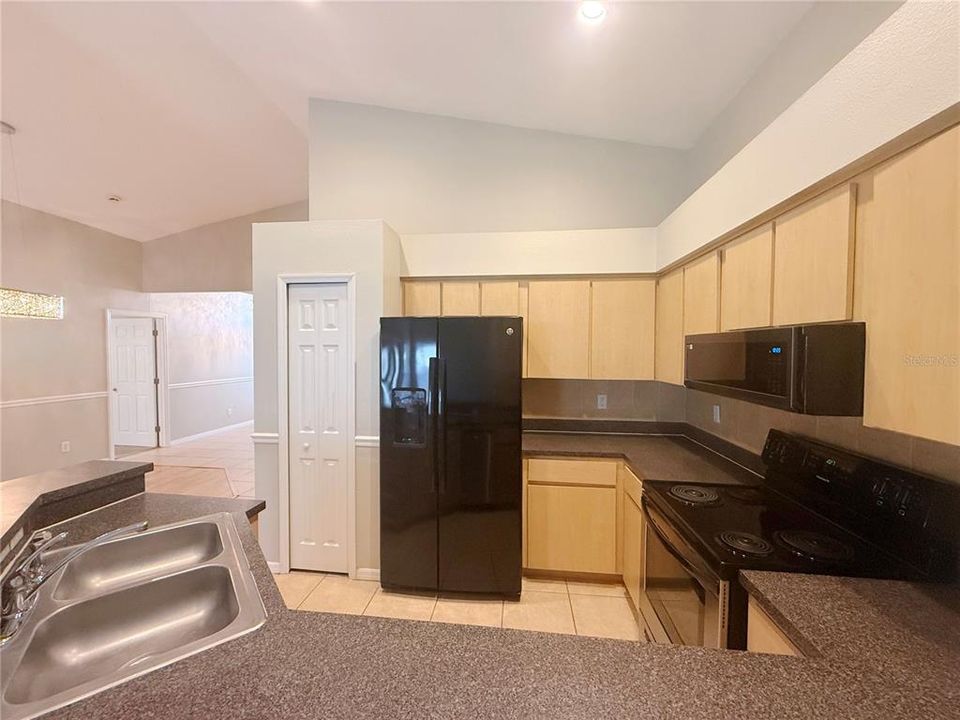 En Venta: $350,200 (3 camas, 2 baños, 1636 Pies cuadrados)